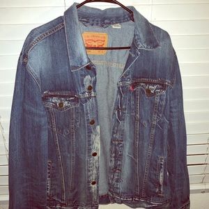 Selling this nice denim jacket from Kohl’s!